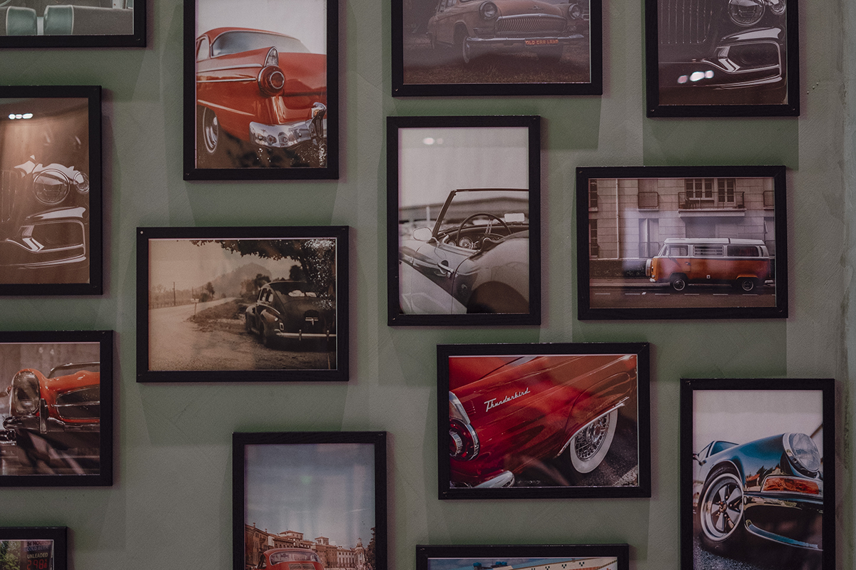Bagnole Brasserie Frames with cars