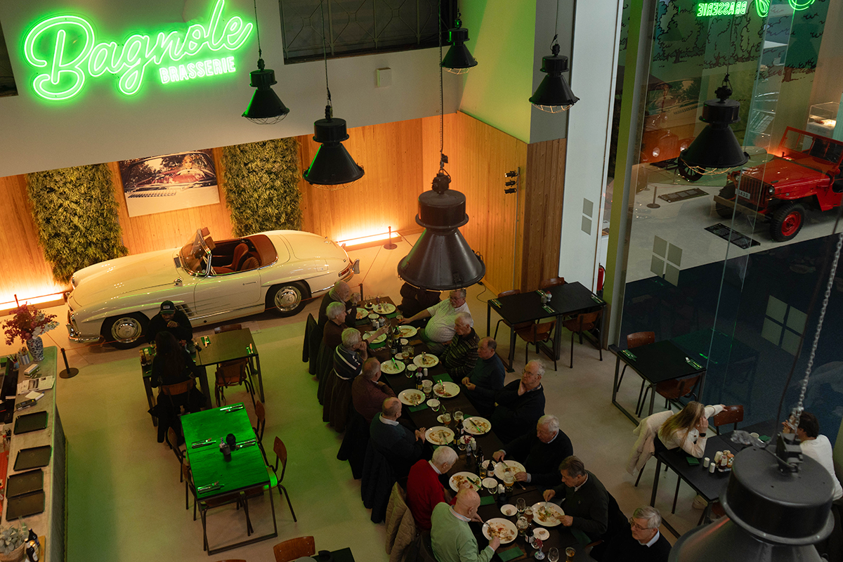 Bagnole_dining room top view white limo